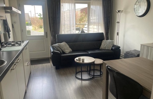 Petten Apartamento | Knus Zomerhuis in Centrum van Petten op Loopafstand van bos en Strand
