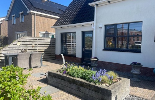 Petten Apartamento | Knus Zomerhuis in Centrum van Petten op Loopafstand van bos en Strand
