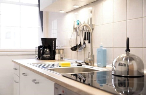 Altstadt Apartamento | Ko-Living Space Opera | Suite 10 | Kitchen | Dart | Living room | City center