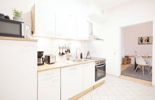 Altstadt Apartamento | Ko-Living Space Opera | Suite 12 | Kitchen | Living room | Dart | City center