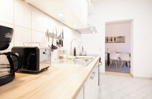 Altstadt Apartamento | Ko-Living Space Opera | Suite 12 | Kitchen | Living room | Dart | City center