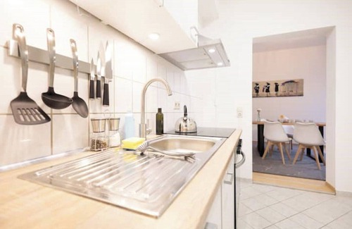 Altstadt Apartamento | Ko-Living Space Opera | Suite 12 | Kitchen | Living room | Dart | City center