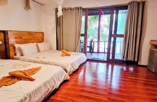 Koh Rong Cama Y Desayuno | Koh Rong Beach Hostel and Bungalow