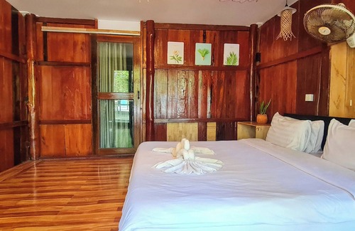 Koh Rong Cama Y Desayuno | Koh Rong Beach Hostel and Bungalow