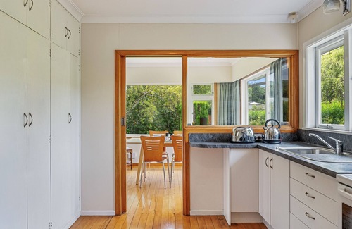 Waikanae Casa | Kohekohe Garden Cottage - Waikanae Holiday Home