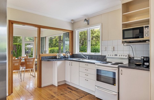 Waikanae Casa | Kohekohe Garden Cottage - Waikanae Holiday Home