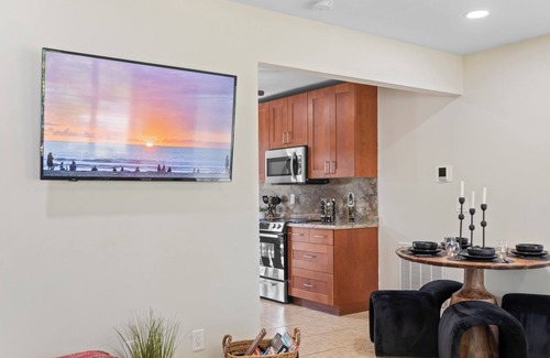 North Andrews Gardens Casa | Koko Chateau - 2 BRs/ 1 BA charming house with lots of private outdoor space.