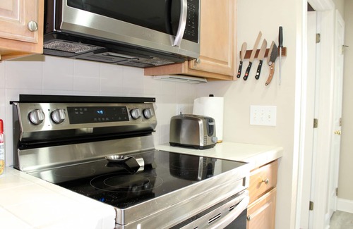 Wilmington Casa | Konas Loft - Modern Two Bedroom with spacious backyard