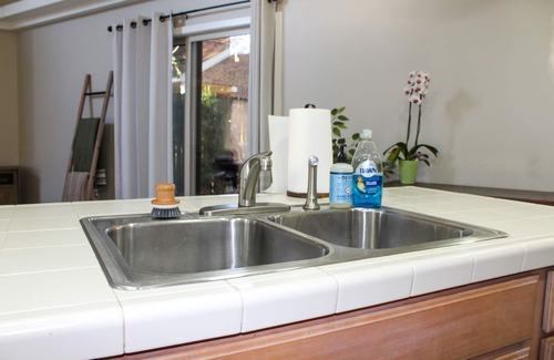 Wilmington Casa | Konas Loft - Modern Two Bedroom with spacious backyard