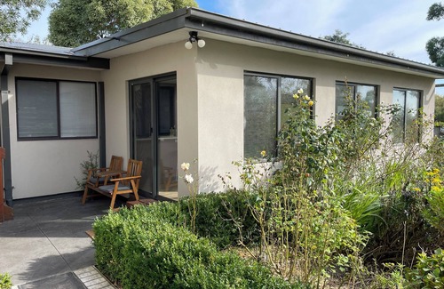 Frankston South Cabaña | Kookaburra Cottage - The Mornington Peninsula gateway retreat