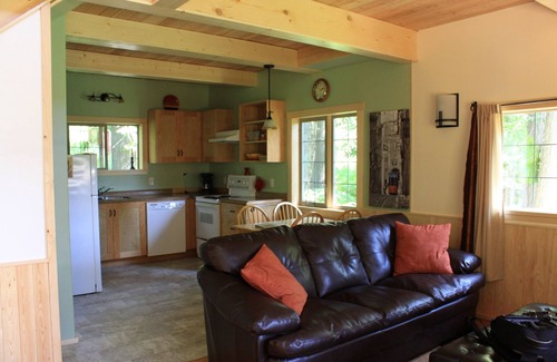 Crawford Bay Cabina | Kootenay Lake Forest Cabin in Crawford Bay, close to public sandy beach.