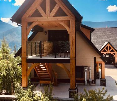 Balfour Casa | Kootenay Wild Guest Suites