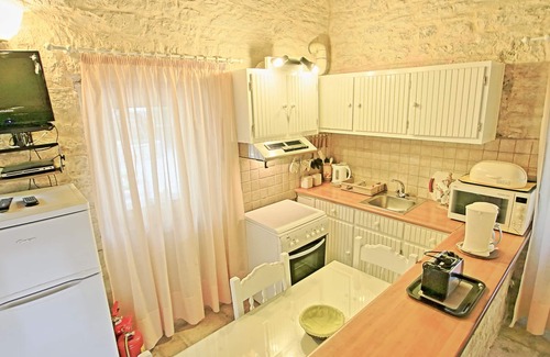 Agni Cabaña | Cottage de Korina: casa de piedra tranquila, un aliento de la playa de Agni