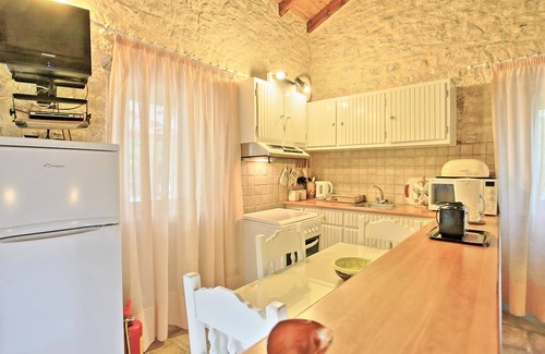 Agni Cabaña | Cottage de Korina: casa de piedra tranquila, un aliento de la playa de Agni