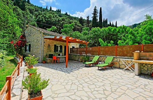 Agni Cabaña | Cottage de Korina: casa de piedra tranquila, un aliento de la playa de Agni