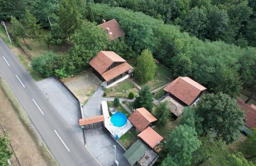 Mladenovac Casa | Kosmajski vajati Petra