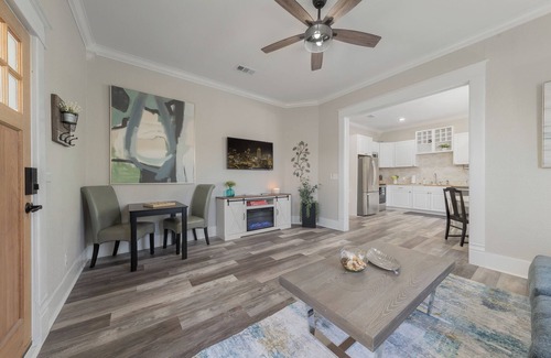 Denison Casa | "KOZY KOTTAGE" Near Downtown! 2025 Remodel, Sleeps 8 Comfortably, HVAC & More!