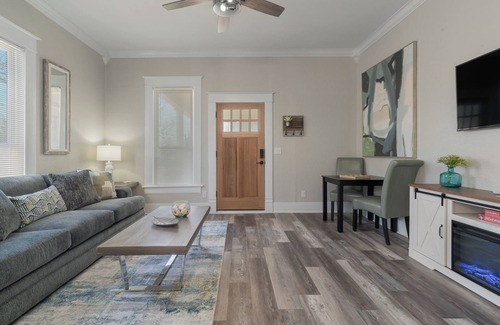 Denison Casa | "KOZY KOTTAGE" Near Downtown! 2025 Remodel, Sleeps 8 Comfortably, HVAC & More!