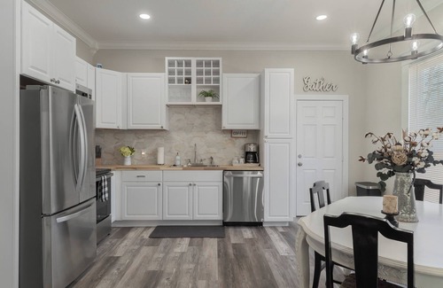 Denison Casa | "KOZY KOTTAGE" Near Downtown! 2025 Remodel, Sleeps 8 Comfortably, HVAC & More!
