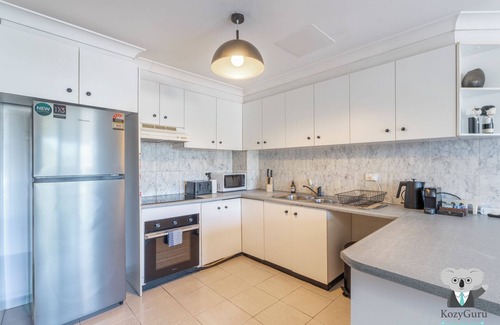 Birchgrove Casa | Kozyguru | Balmain | Townhouse bridge view or Charming Comfy Studio
