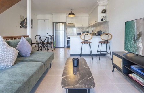 Birchgrove Casa | Kozyguru | Balmain | Townhouse bridge view or Charming Comfy Studio