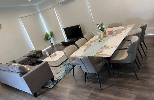 Greenvale Apartamento | KozyGuru Greenvale 5 Bedroom Holiday Home