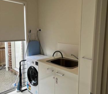 Greenvale Apartamento | KozyGuru Greenvale 5 Bedroom Holiday Home