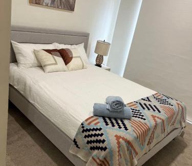 Greenvale Apartamento | KozyGuru Greenvale 5 Bedroom Holiday Home