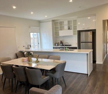 Greenvale Apartamento | KozyGuru Greenvale 5 Bedroom Holiday Home