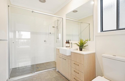 Greenvale Casa | KOZYGURU Greenvale VIC Roomy Charming 7 Bed House + Free Parking VGR021