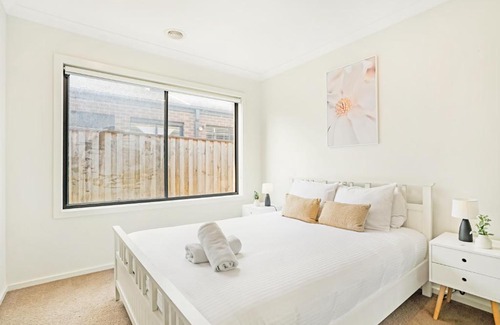 Greenvale Casa | KOZYGURU Greenvale VIC Roomy Charming 7 Bed House + Free Parking VGR021