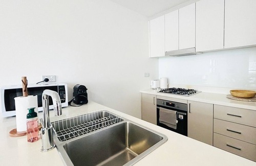 Homebush West Apartamento | KozyGuru | Homebush West | 3Bed 2Bath Apt +Parking