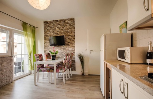 Krk Apartamento | KRK CITY !!! 200m de paseo !!Casa romántica, con pequeña piscina ...