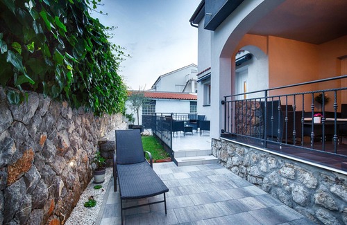 Krk Apartamento | KRK city! 200m de paseo !!Casa romántica Vilaveja, pequeña piscina ..