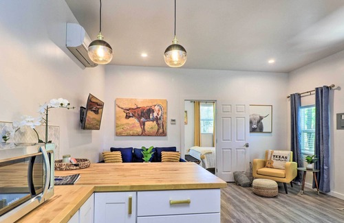 Hudson Bend Cabaña | 'Krow's Nest' - Sunny Cottage w/ Lake Access!