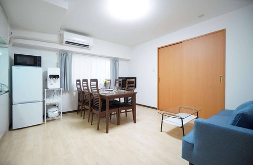 Dotonbori Apartamento | Kuromon Dotonbori 3 min!Sleeps 8!Hot and cold water server installed! Fast Wifi!