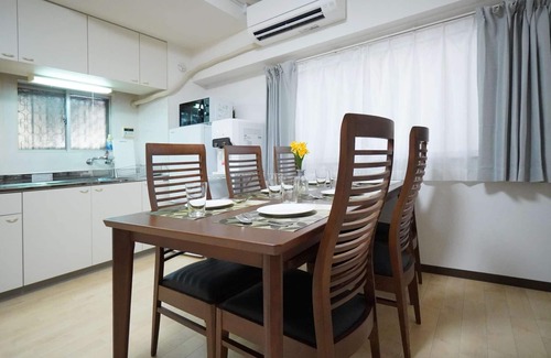 Dotonbori Apartamento | Kuromon Dotonbori 3 min!Sleeps 8!Hot and cold water server installed! Fast Wifi!