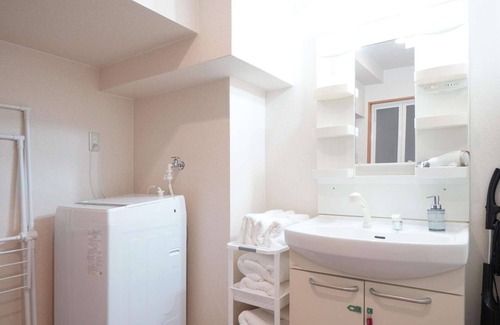 Dotonbori Apartamento | Kuromon Dotonbori 3 min!Sleeps 8!Hot and cold water server installed! Fast Wifi!