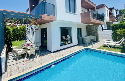 Kadnlar Denizi Mahallesi Villa | Kusadası'nda ozel havuzlu private villa ZETA A3