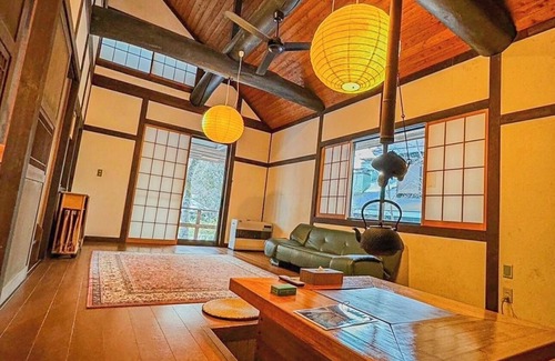 Handeki Onsen Casa | Kusatsu Onsen hot spring bath with free-flowing hot-spring water! 5 minutes by car to Yubatake! Stay in the spacious living room! Indoor barbecue available! All the movies you can watch on TV! High-speed Wi-Fi available! Large number of people possible