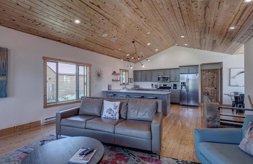 Lead Chalet De Esquí | Kussy 3 BR Chalet at Terry Peak with Outdoor Hot Tub - Sleeps 8