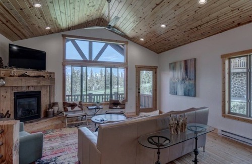 Lead Chalet De Esquí | KUSSY CHALET AT TERRY PEAK by RedAwning
