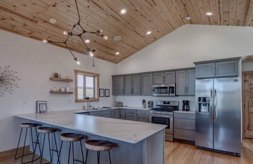 Lead Chalet De Esquí | KUSSY CHALET AT TERRY PEAK by RedAwning