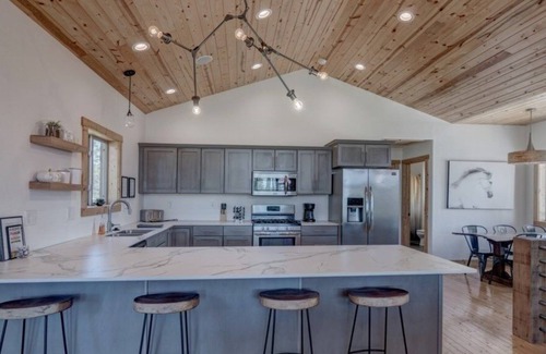 Lead Chalet De Esquí | KUSSY CHALET AT TERRY PEAK by RedAwning