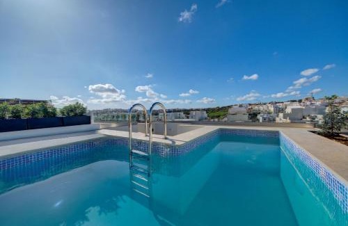 Tal-Ghoqod Apartamento | Kuya -Private 2BR Penthouse with Pool & Sunbeds By JL