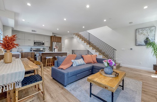 Sherman Oaks Casa | L.A Haven Georgous Townhome Garage Park