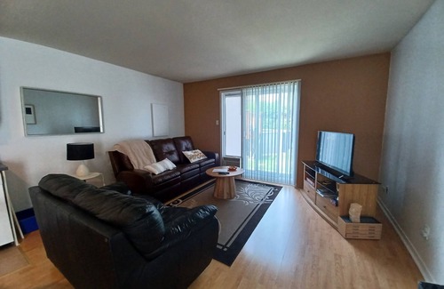 Terrebonne Apartamento | L'accueillant, whole apartment, a combination of town and country