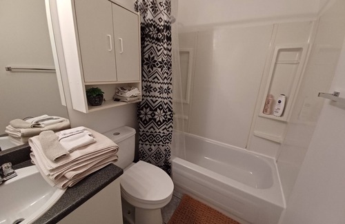 Terrebonne Apartamento | L'accueillant, whole apartment, a combination of town and country