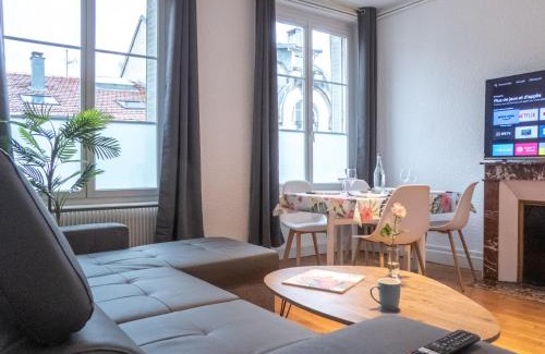 Verdun Apartamento | L'Amour de la Paix - City center - Garden - Near station - SmartTV65" Netflix & PrimeVideo - Warm cozy vibe - Free parking nearby with CCTV - Managed by Presta-Zen'Services