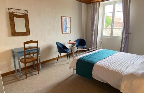 Aubigne Cama Y Desayuno | L'ancien Cafe - Suites and Gites
